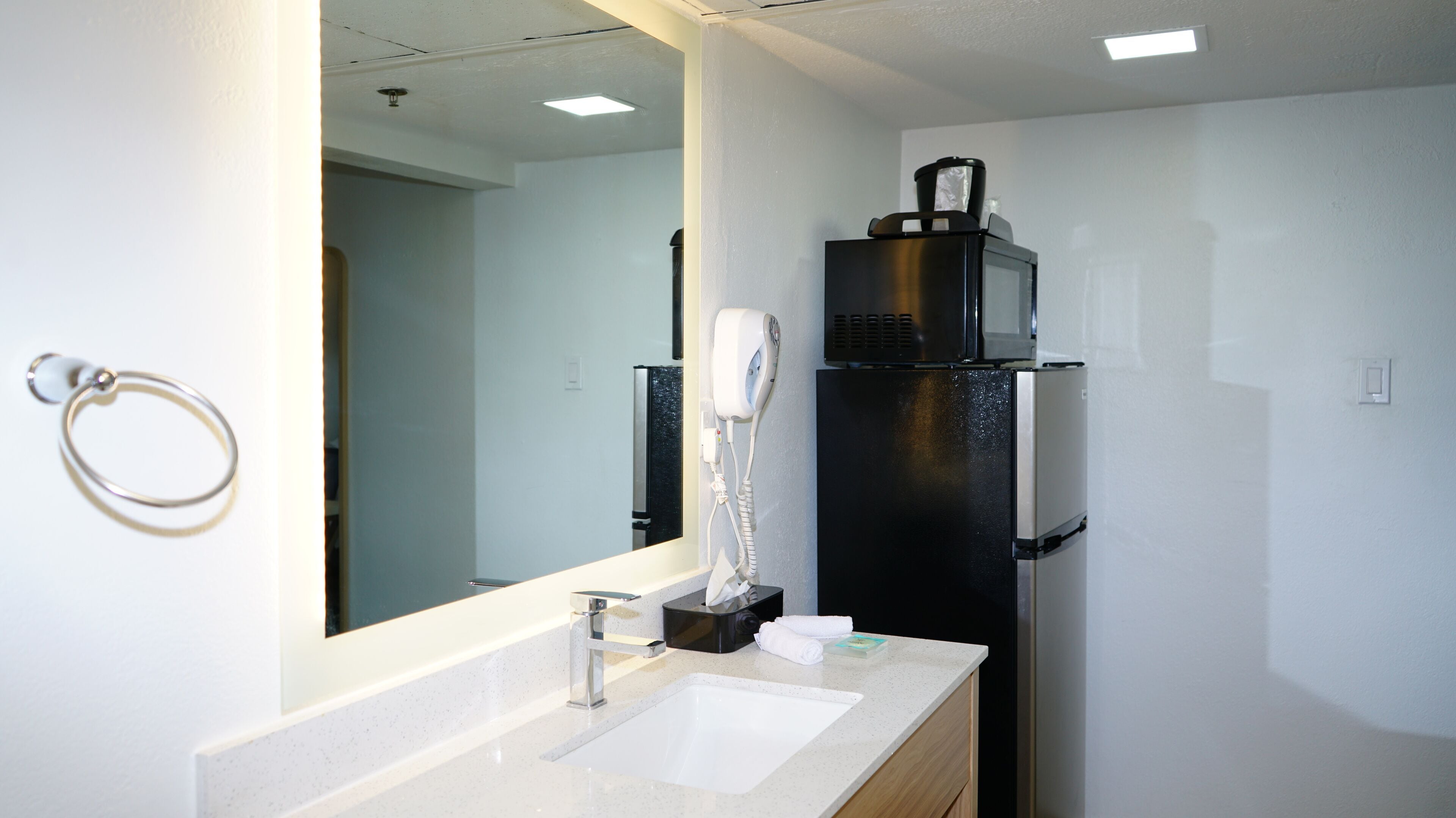 Deluxe Room, 2 Queen Beds, Park View | Bathroom | Hydromassage showerhead, free toiletries, hair dryer, towels