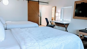 Kamar Deluks, 2 Tempat Tidur Queen, pemandangan taman | Meja kerja, ruang kerja ramah laptop, dan kedap suara
