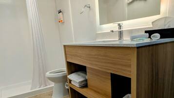 Hydromassage showerhead, free toiletries, hair dryer, towels