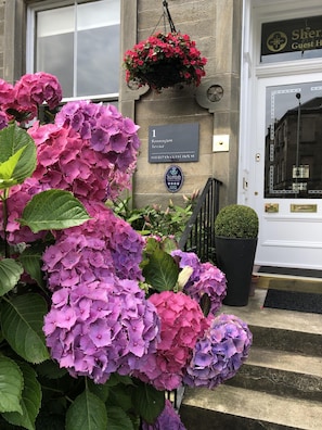 A hotel entrance with a sign indicating 'Sheridan Guest House' and a plaque for 'Scottish Tourist Board Guest House'. - Sheridan Guest House (Edinburgh)