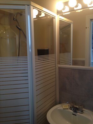 Free toiletries, hair dryer, towels, soap - The Rex Hotel (Toronto)
