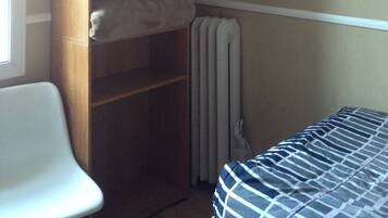 Single Room, 1 Twin Bed, Shared Bathroom | Individually decorated, blackout drapes, free WiFi, bed sheets