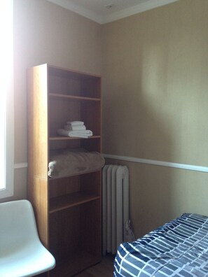 Camera singola, 1 letto singolo, bagno condiviso | Con stile personalizzato, tende oscuranti, Wi-Fi gratuito, lenzuola