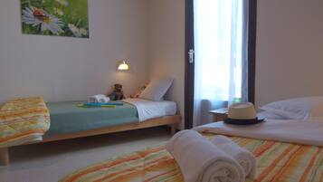 أسرّة أطفال/رضّع (مجانًا) وملاءات أسرّة