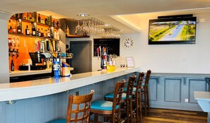 Pub, ocean views, open daily - Cove Bay Hotel (Aberdeen)