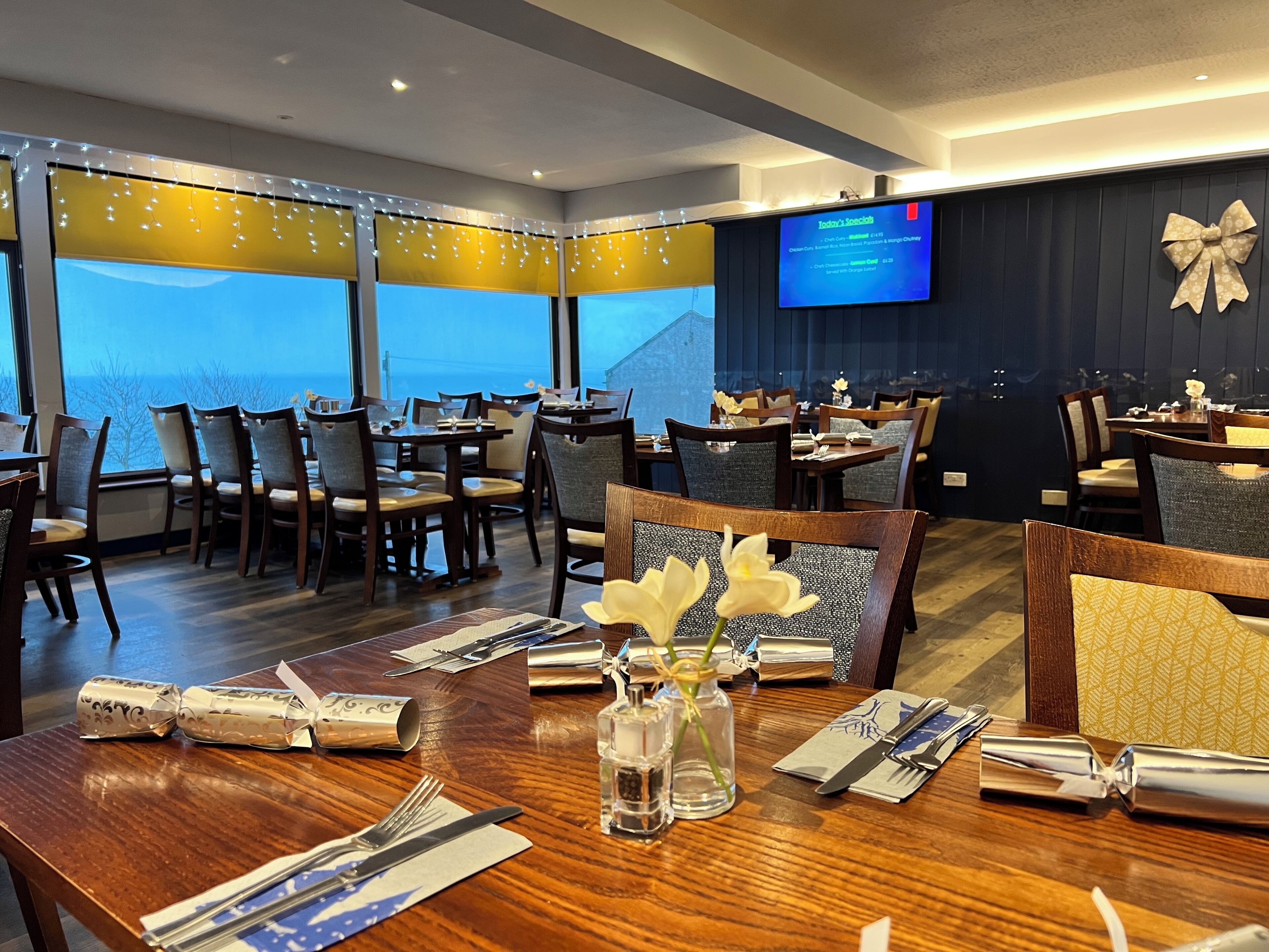 lunch, dinner served; regional cuisine, sea views