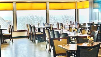 Lunch, dinner served; Regional cuisine, sea views
