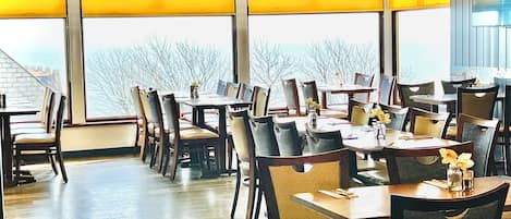 Lunch, dinner served; Regional cuisine, ocean views