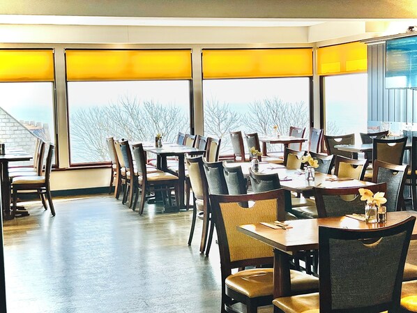 Se sirven almuerzos, cenas y cocina regional (con vistas al mar) 