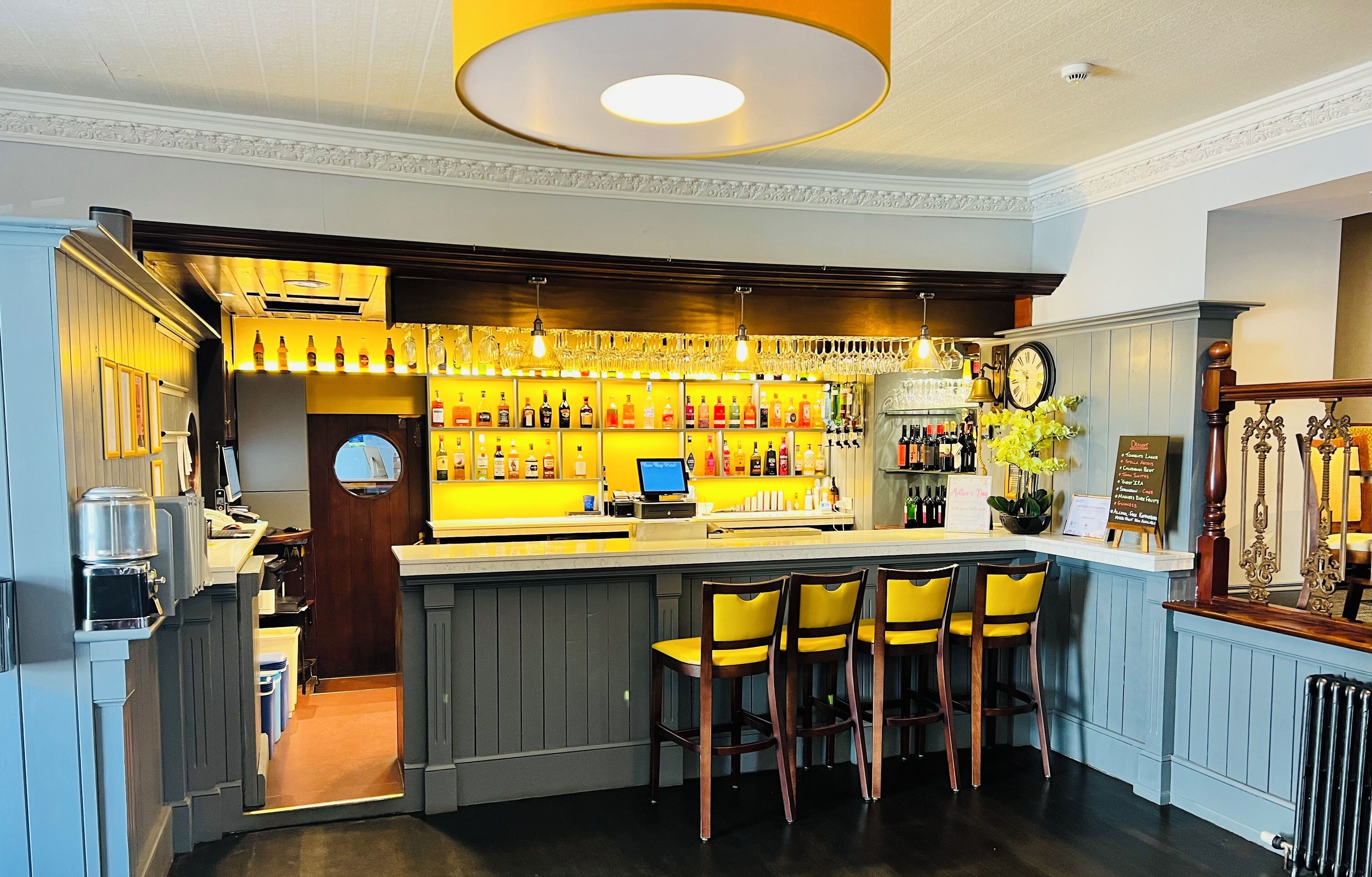 lunch, dinner served; regional cuisine, sea views