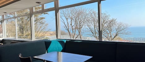 Pub, vue sur la mer, ouvert tous les jours