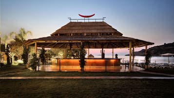 5 Bars/Lounges, Poolbar