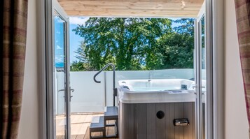 Deluxe Studio Suite, Hot Tub | Seterika/papan seterika, Wi-fi percuma, cadar katil, akses kerusi roda 