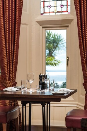 供应早餐和晚餐