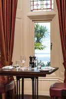 Sarapan dan makan malam dihidangkan 