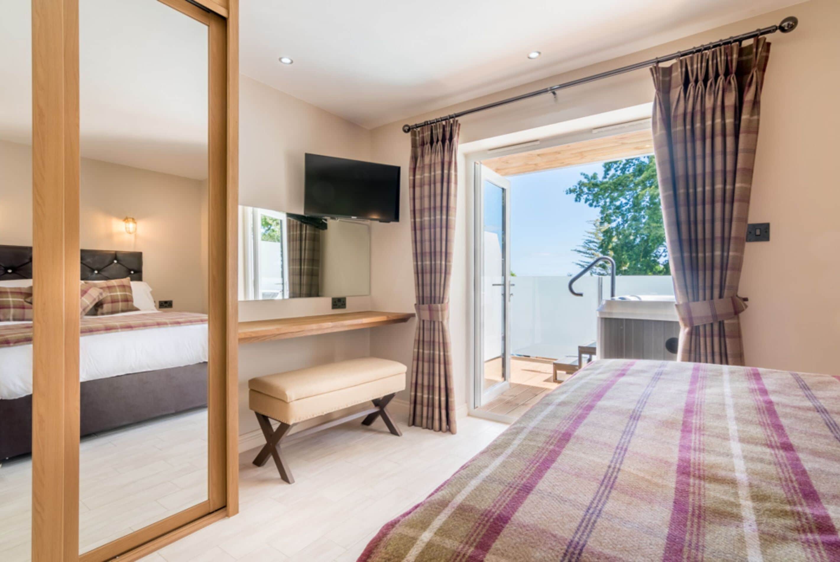 Deluxe Studio Suite, Hot Tub | Iron/ironing board, free WiFi, bed sheets, wheelchair access