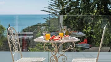 Melayani sarapan dan makan malam