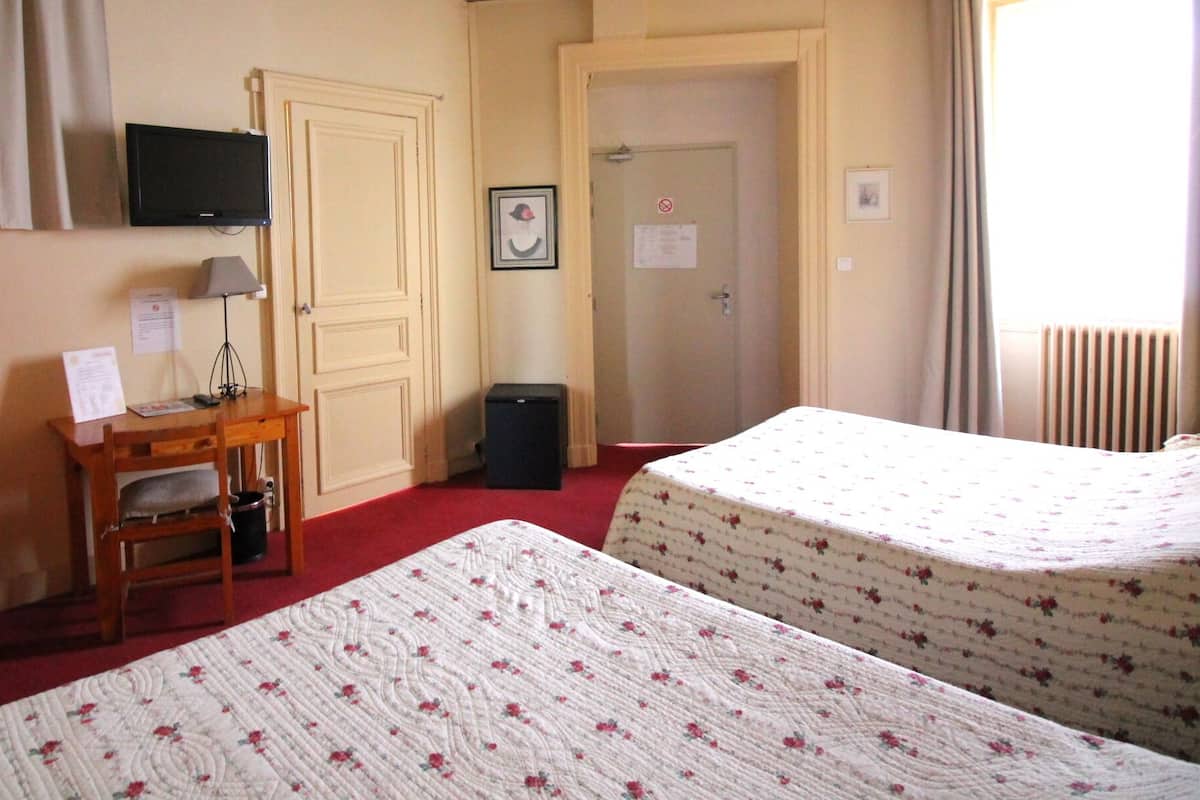 Comfort kamer (Family) | Een minibar, individueel gemeubileerd, een bureau, geluiddichte muren