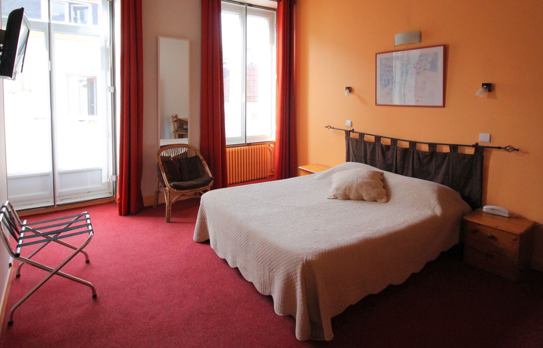 ميني بار وطراز فريد لكل وحدة ومكتب وتجهيزات عازلة للصوت