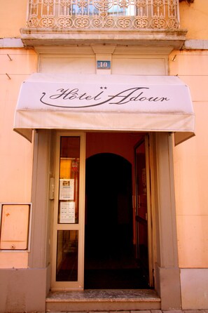 Front of property - Hotel Adour (Pau)