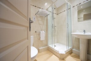 Quarto triplo conforto | Banheiro | Produtos de toalete grátis, secador de cabelo, toalhas de banho 