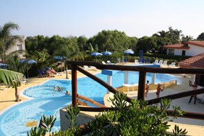 Outdoor pool, pool umbrellas, pool loungers - Residence Hotel La Taverna (Ricadi)