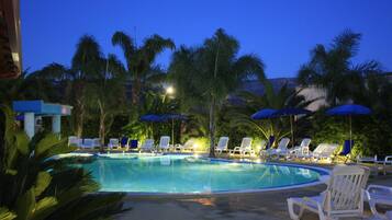 Piscine extérieure, parasols de plage, chaises longues