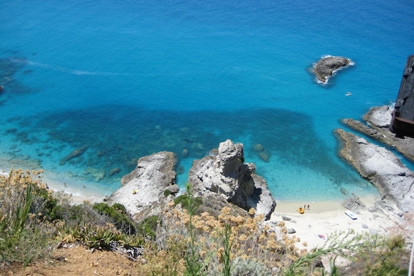 Pantai berhampiran, pasir putih, pengangkutan ulang-alik pantai