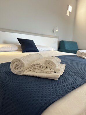 Minibar, in-room safe, desk, cots/infant beds - Residence Hotel La Taverna (Ricadi)