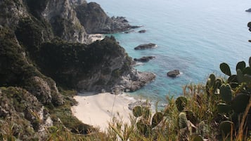 Playa en los alrededores y playa de arena blanca