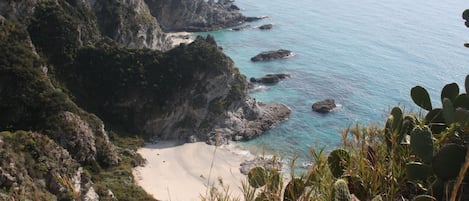 Una spiaggia nelle vicinanze, sabbia bianca