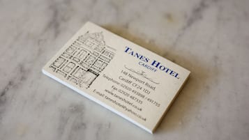 Eine Visitenkarte vom Tanes Hotel in Cardiff mit Adresse, Telefonnummer, Fax und E-Mail-Adresse.