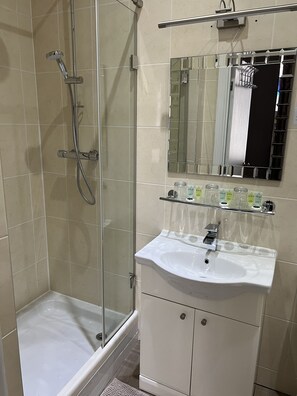 Standard-Einzelzimmer, mit Bad | Badezimmer