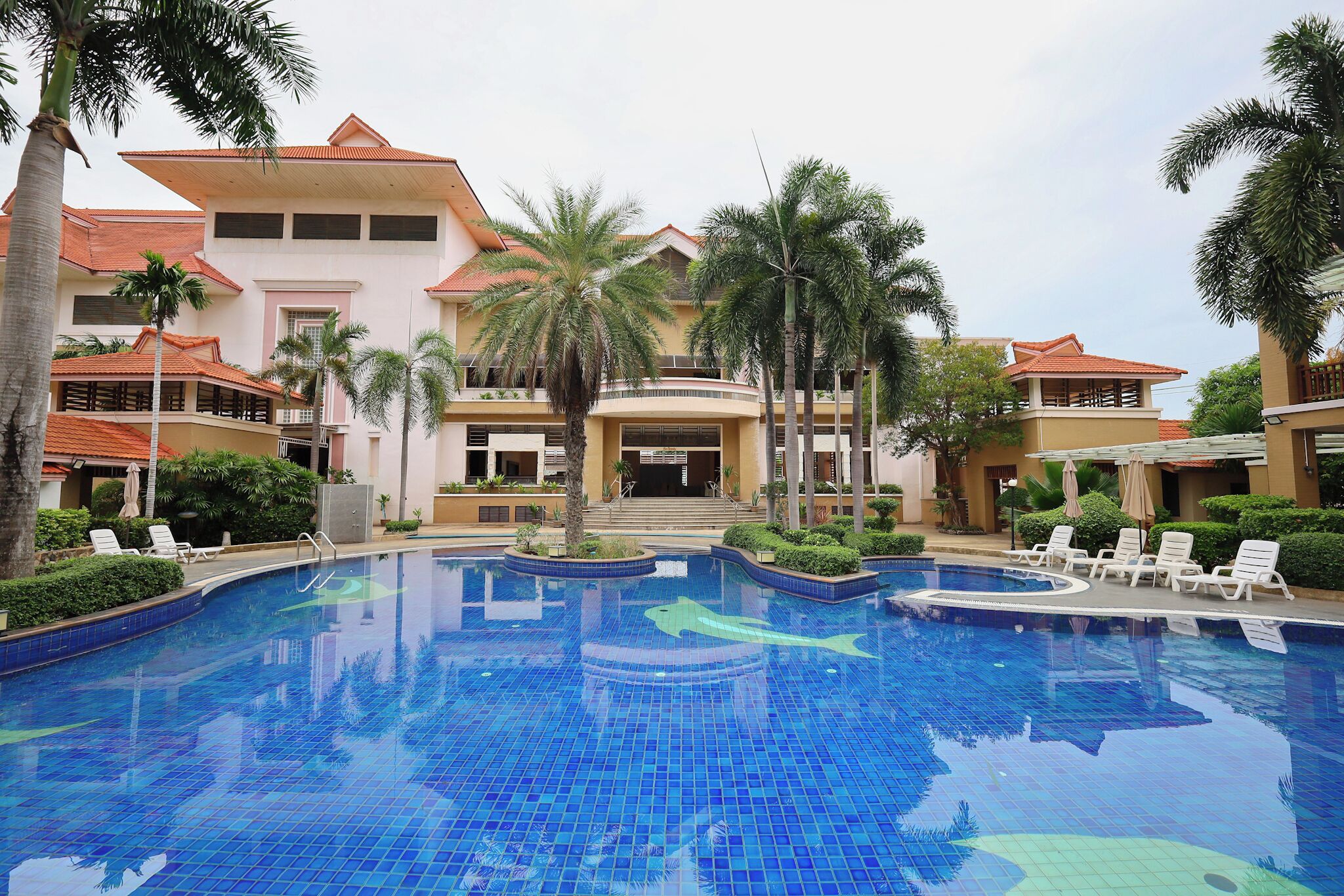 Außenpool, Sonnenschirme, Liegestühle