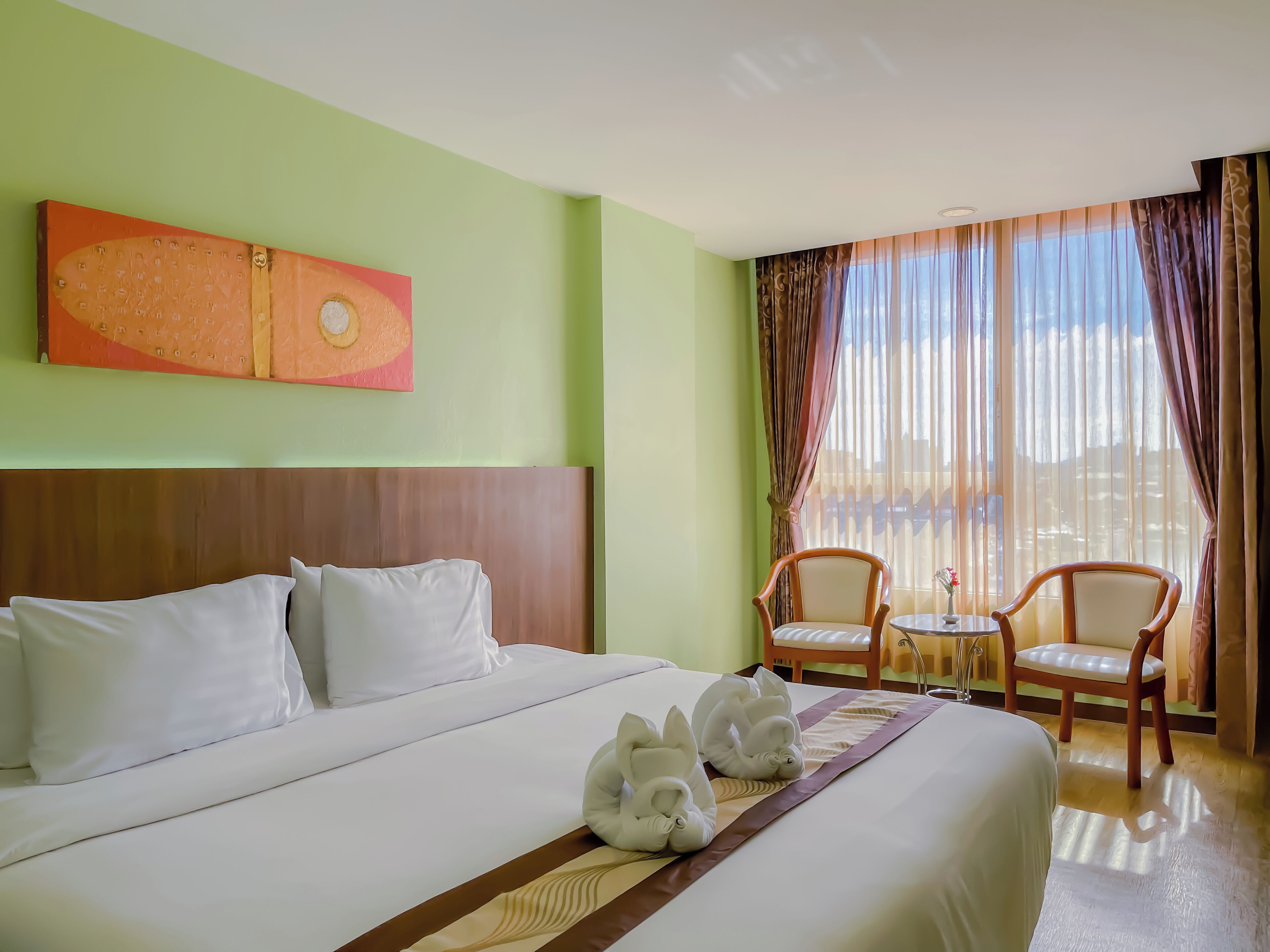 高级双人房 | 办公桌、笔记本电脑工作区、遮光窗帘、免费 WiFi