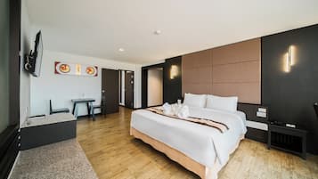 Deluxe Studio Suite, 1 King Bed | 1 bedroom, desk, laptop workspace, blackout curtains