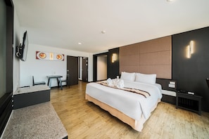 Deluxe Studio Suite, 1 King Bed | 1 bedroom, desk, laptop workspace, blackout drapes