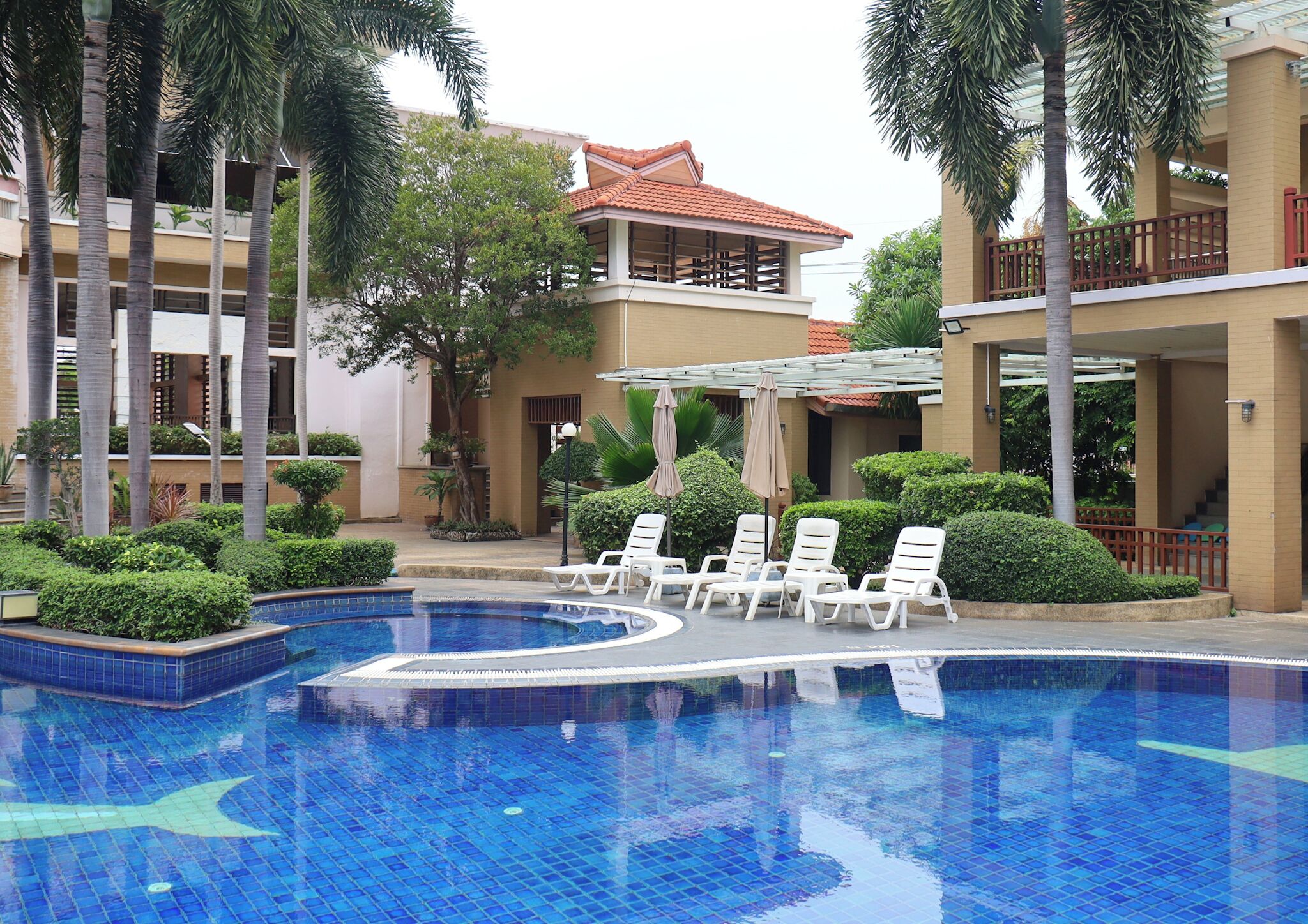 室外游泳池，池畔遮阳伞，日光浴躺椅