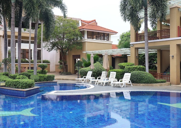 Outdoor pool, pool umbrellas, sun loungers