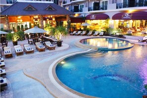 A hotel with a swimming pool, lounge chairs, and outdoor seating areas. - LK Metropole Pattaya (Pattaya)
