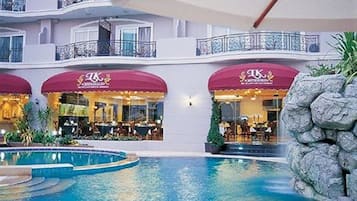 Utendørsbasseng, bassengparasoller og solsenger