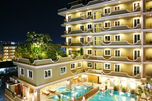Front of property - evening/night - LK Royal Suite Pattaya (Pattaya)