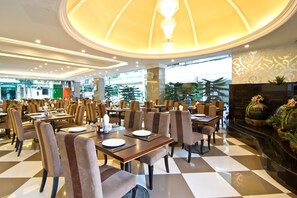 Breakfast, lunch and dinner served - LK Royal Suite Pattaya (Pattaya)