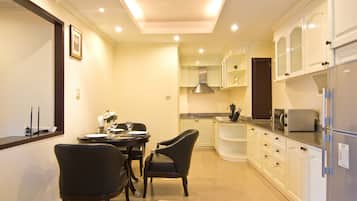 Phòng Suite, 1 phòng ngủ | Bếp nhỏ riêng | Tủ lạnh, dụng cụ pha cà phê/trà, ấm điện