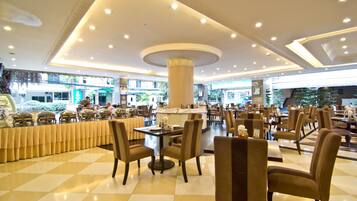 Päivittäinen buffetaamiainen (500 THB per henkilö)