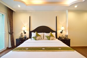 Suite, 1 Bedroom | Minibar, in-room safe, desk, rollaway beds - LK Royal Suite Pattaya (Pattaya)