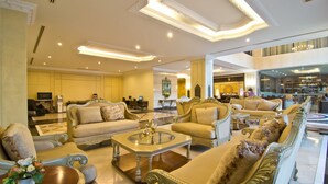 A spacious lobby with ornate furniture, a glass coffee table, and a chandelier. - LK Royal Suite Pattaya (Pattaya)