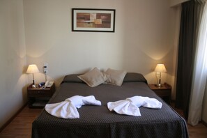 Standardzimmer, 1 Doppelbett | Zimmersafe, Schreibtisch, kostenloses WLAN, Bettwäsche