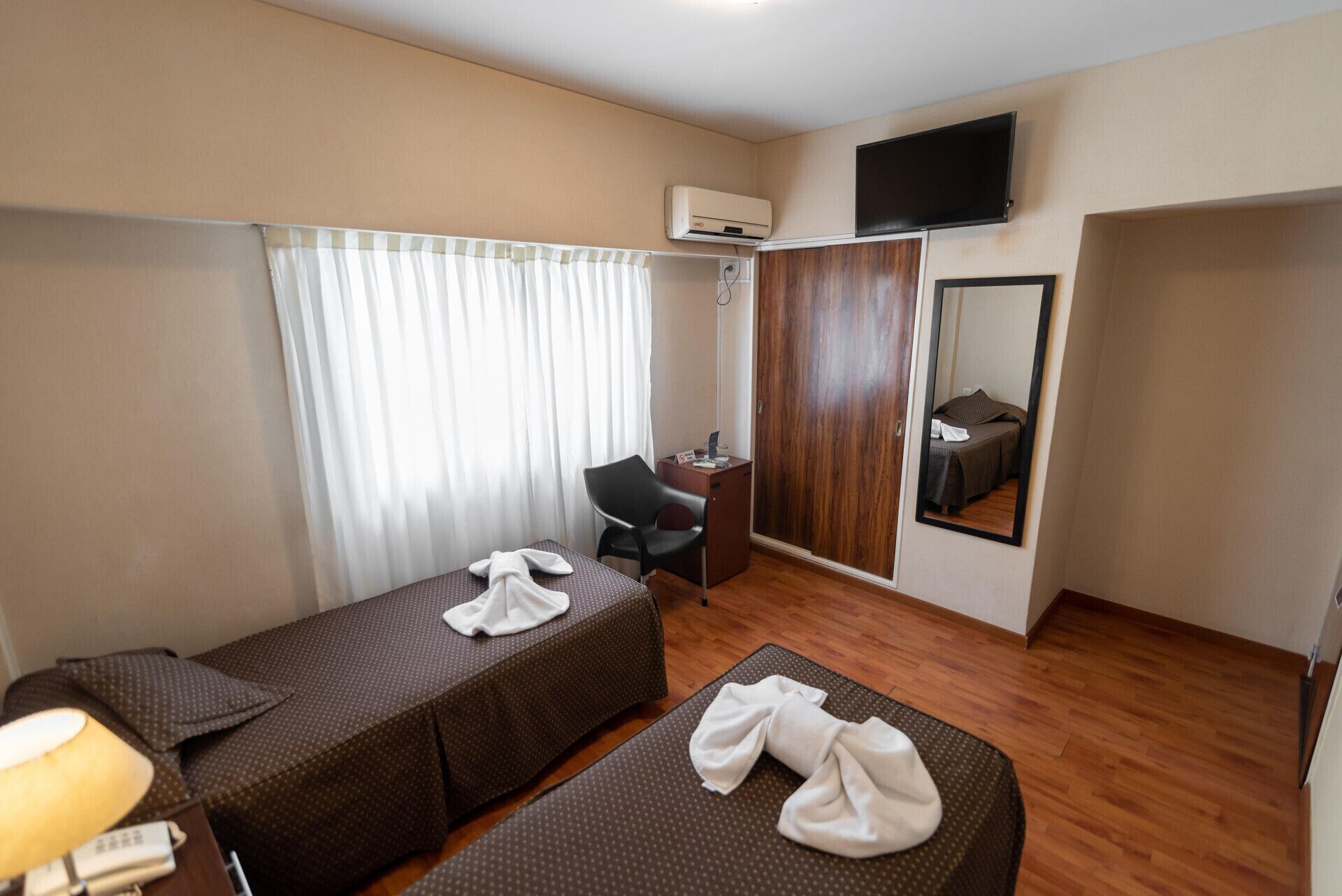 Tallelokero huoneessa, työpöytä, ilmainen Wi-Fi, vuodevaatteet