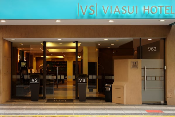L'entrada de l'Hotel Viasui, amb un disseny modern, que destaca portes de vidre i una zona de recepció visible a l'interior.